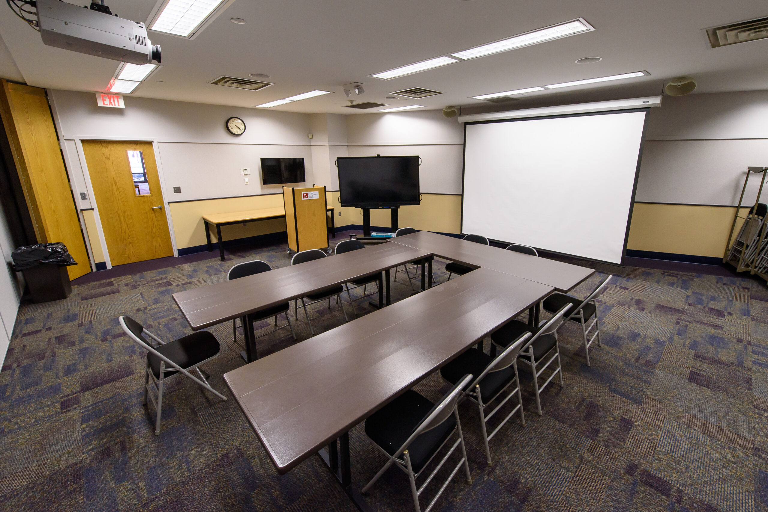 Heatherdowns Meeting Room 2 scaled Heatherdowns meeting room showing a smart board and projector