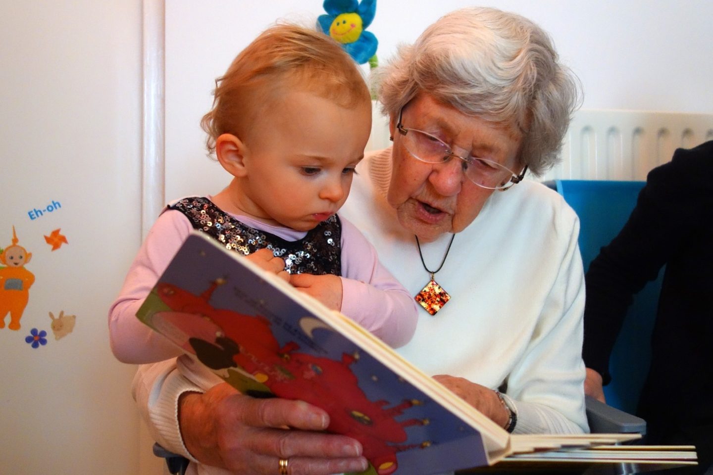 Alzehimers grandparent reading book to child